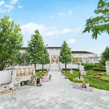 広々としたガーデンが併設された一軒家貸切の大邸宅