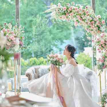 ふたりの背景には緑いっぱいのガ-デン