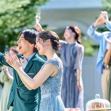 アートグレイス フォレスト迎賓館 ガーデンでの乾杯も盛り上がる