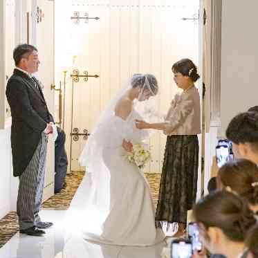 照明を調節しておふたりらしい挙式を演出できる