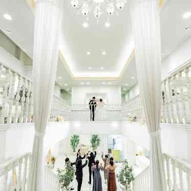 GRAN SUITE(グラン スイート)/FIVESTAR WEDDING 大階段からのサプライズ登場など館内を全て自由に活用し、おふたりらしい1日に。