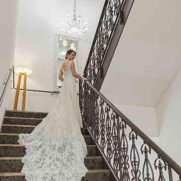 GRAN SUITE（グラン スイート）/FIVESTAR WEDDING 階段での写真もドレスが引き立つワンショットに。