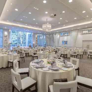 GRAN SUITE（グラン スイート）/FIVESTAR WEDDING ゲストテーブル装花
白を基調としたコーディネートで明るく開放的な雰囲気に