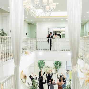 GRAN SUITE(グラン スイート)/FIVESTAR WEDDING 吹き抜けの大階段は開放的な雰囲気に