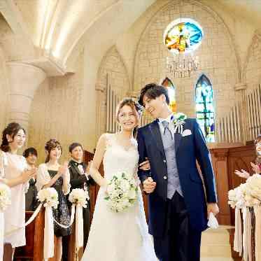 ステンドグラスからの光が
温かいチャペルで感動の挙式