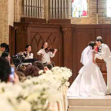 ベルヴィ宇都宮 ゲストに見守られながらのウェディング・キス。