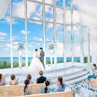 アートグレイス ウエディングコースト 東京ベイ まるでリゾートのようなチャペルでの挙式が叶う。