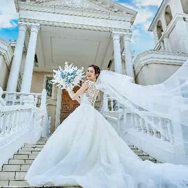 アートグレイス ウエディングコースト 東京ベイ 大階段はフラワーシャワーだけでなく花嫁様のフォトスポットとしても人気。