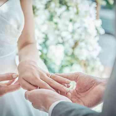 アートグレイス ウエディングコースト 東京ベイ 光差し込む中での挙式は、感動的な時間となる。