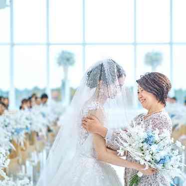 アートグレイス ウエディングコースト 東京ベイ 親御様とのベールダウンの時間は感動的なワンシーンとなる。