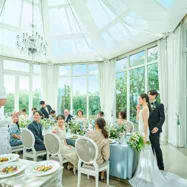 アートグレイス ウエディングコースト 東京ベイ 全面の窓に囲まれた陽光差し込む【ブルードア】別荘のようなプライベート感が特徴