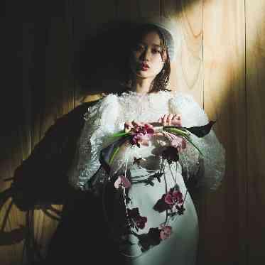 繊細なレースとモードな蘭。光と影が織りなすアートな花嫁。