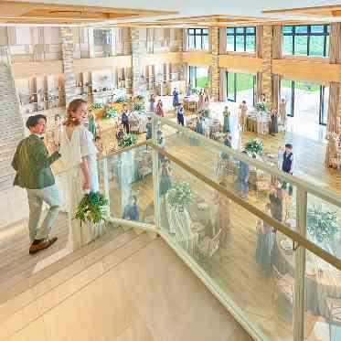 SARA 会場が一望できるクロス階段が魅力