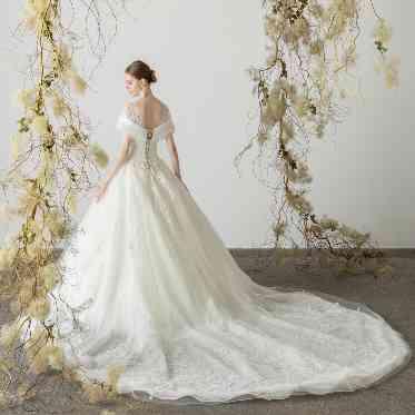 海辺のガーデンハウス LIEBERIA スタイリストとしっかり検討できるので安心のお衣裳選びが叶う