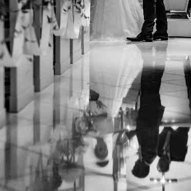 ロイヤルパークホテル(東京・日本橋) 13メートルのバージンロードは白い大理石。おふたりの姿が反射する様子も幻想的。