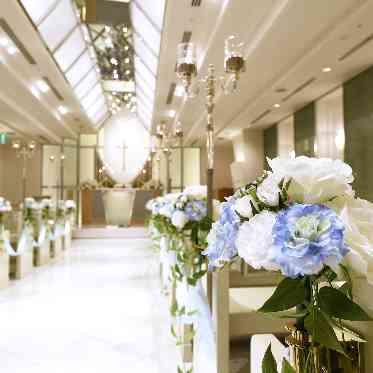 ロイヤルパークホテル（東京・日本橋） ホワイトチャペルの中にサムシングブルーの装花
