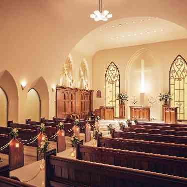 南青山ル・アンジェ教会 90名着席可能な白亜の空間は生花の香りが漂う神聖なチャペル