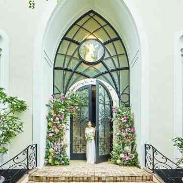 南青山ル・アンジェ教会 「天使が見守る教会」ガラス張りの扉の上には、コンセプトの天使が描かれている