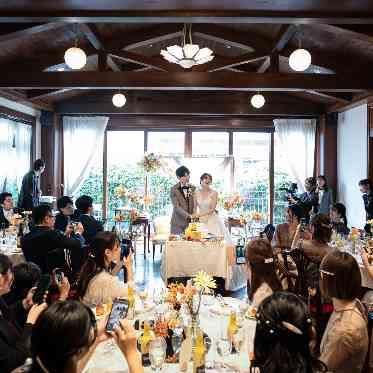 南青山ル・アンジェ教会 座ったままでもゲストと会話が愉しめる、そんなアットホームな空間