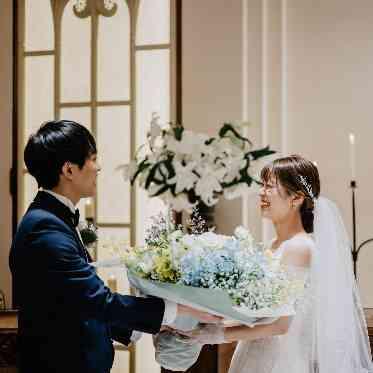 南青山ル・アンジェ教会 サプライズで花束のプレゼント。結婚式に伝える想いは心に刻まれる特別な言葉