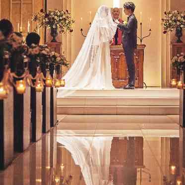 南青山ル・アンジェ教会 バージンロードには美しい花嫁姿が反射する雰囲気も