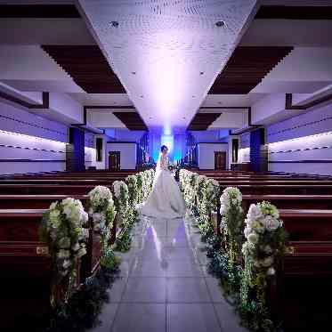 ホテルグランド東雲 幻想的なライトアップ演出は大理石のバージンロードにも美しく映えます