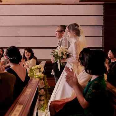 ホテルグランド東雲 花嫁を導くのは光を受けて煌めく純白のバージンロード