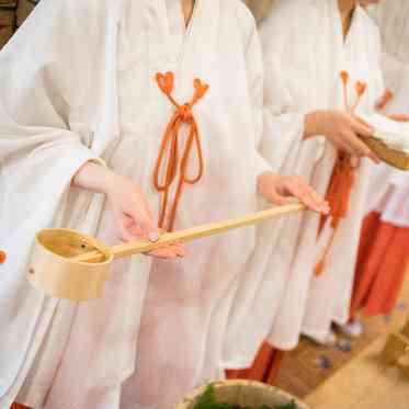 ホテルグランド東雲 ご神殿にお入りいただく前には筑波山神社よりもらい受けたご神水で手水の儀式