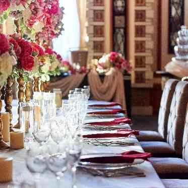 ホテルグランド東雲 貴族の晩餐会を思わせる流しテーブルでのレイアウトもおススメ