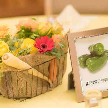 ホテルグランド東雲 野菜をテーマにゲストテーブルを装う遊び心も