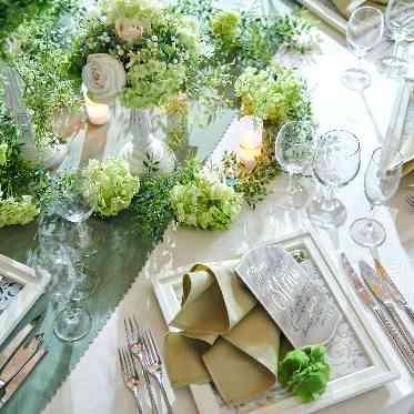 ホテルグランド東雲 大きな窓から入り込む木漏れ日がおふたりらしいコーディネートをより美しく彩ります