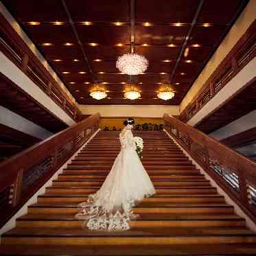 ホテルグランド東雲 大人気フォトスポットの本館大階段で最高のウェディングドレス姿を