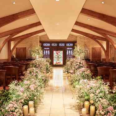 ディアズ水戸スパニッシュガーデン 上質な木の温もりとキャンドルの灯りがドレス姿を引きたてる