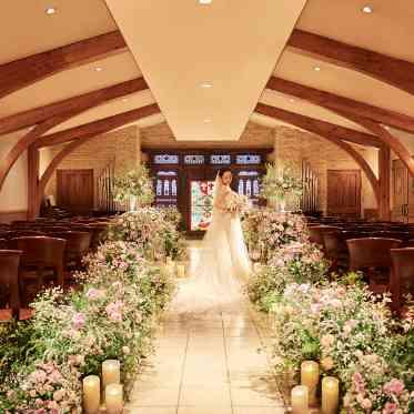 ディアズ水戸スパニッシュガーデン 【チャペル挙式】クラシカルな木目調の挙式
