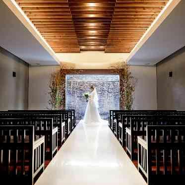 川原町倶楽部 ラ・ルーナ ピエーナ <エルフラットグループ> 差し込む陽光が純白のバージンロードを美しく照らす