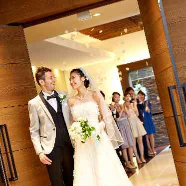 川原町倶楽部 ラ・ルーナ ピエーナ <エルフラットグループ> ゲストからフラワーシャワーの祝福で最高に幸せな気分に