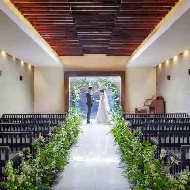 川原町倶楽部 ラ・ルーナ ピエーナ <エルフラットグループ> 祭壇奥の滝の水音が心地よく響く