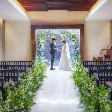 川原町倶楽部 ラ・ルーナ ピエーナ <エルフラットグループ> 木の温もり溢れるチャペル。宗教色がない造りのため多彩なセレモニーが叶う