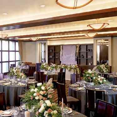 川原町倶楽部 ラ・ルーナ ピエーナ <エルフラットグループ> 披露宴会場はブラウンを基調とした落ち着いた空間。ふたりもゲストもゆったり過ごせる