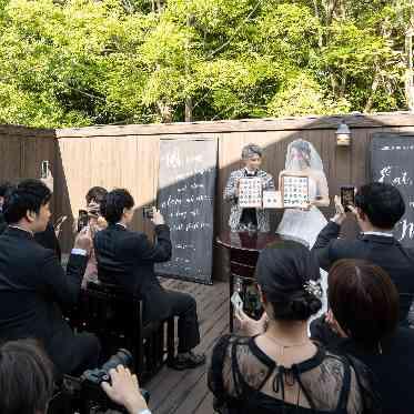 川原町倶楽部 ラ・ルーナ ピエーナ <エルフラットグループ> 青空のもとで誓うテラス挙式。おふたりの個性や想いを反映したオーダーメイドの時間