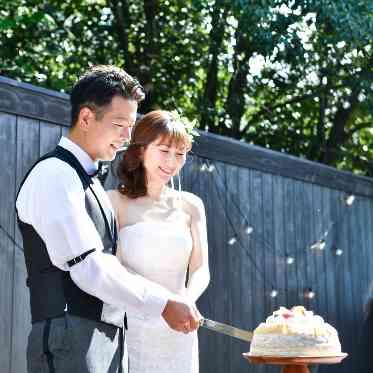 川原町倶楽部 ラ・ルーナ ピエーナ　＜エルフラットグループ＞ 爽やかな青空のもとでのケーキ入刀演出