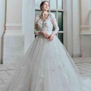 川原町倶楽部 ラ・ルーナ ピエーナ <エルフラットグループ> 提携ショップでは花嫁からの支持が高い「KIYOKO HATA」の取り扱いもあり