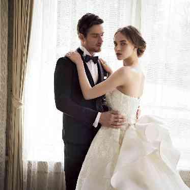 川原町倶楽部 ラ・ルーナ ピエーナ <エルフラットグループ> バックスタイルが特徴的なウエディングドレスと定番のブラックタキシードがおしゃれ