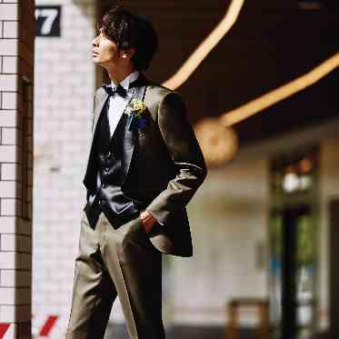 川原町倶楽部 ラ・ルーナ ピエーナ <エルフラットグループ> 光沢あるサテンのタキシード。カーキのアンニュイカラーがトレンド感を演出