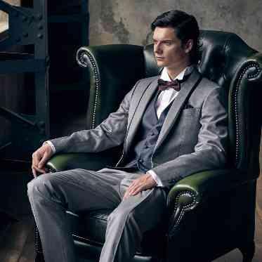 川原町倶楽部 ラ・ルーナ ピエーナ <エルフラットグループ> 花嫁にとってドレスが特別なように 花婿にとってのタキシード選びも特別なもの