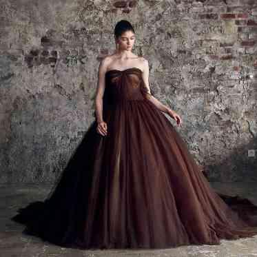 川原町倶楽部 ラ・ルーナ ピエーナ　＜エルフラットグループ＞ 深みのある色合いが、花嫁の存在感を際立たせる