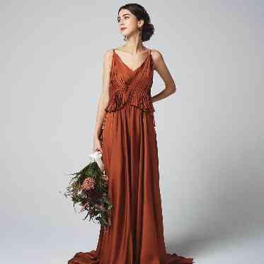 川原町倶楽部 ラ・ルーナ ピエーナ　＜エルフラットグループ＞ カラードレスの色選びは試着で思わぬ発見も