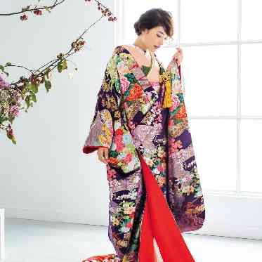 川原町倶楽部 ラ・ルーナ ピエーナ <エルフラットグループ> 鮮やかな色彩が、花嫁の魅力を一層引き立てる