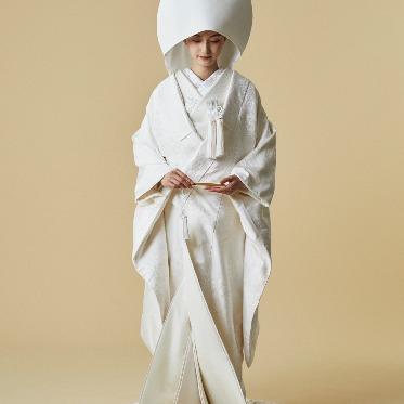 川原町倶楽部 ラ・ルーナ ピエーナ <エルフラットグループ> 具体的なイメージがなくても、衣裳スタッフが丁寧にサポートします