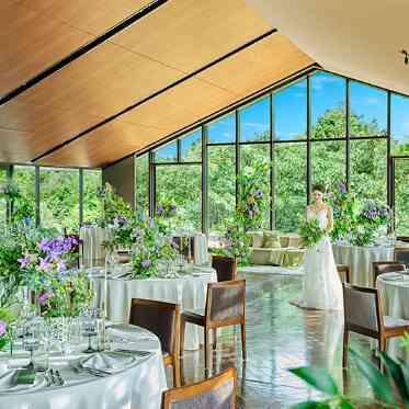 KOTOWA 京都 八坂(コトワ京都八坂) 3面の窓から自然光が差し込む明るい会場